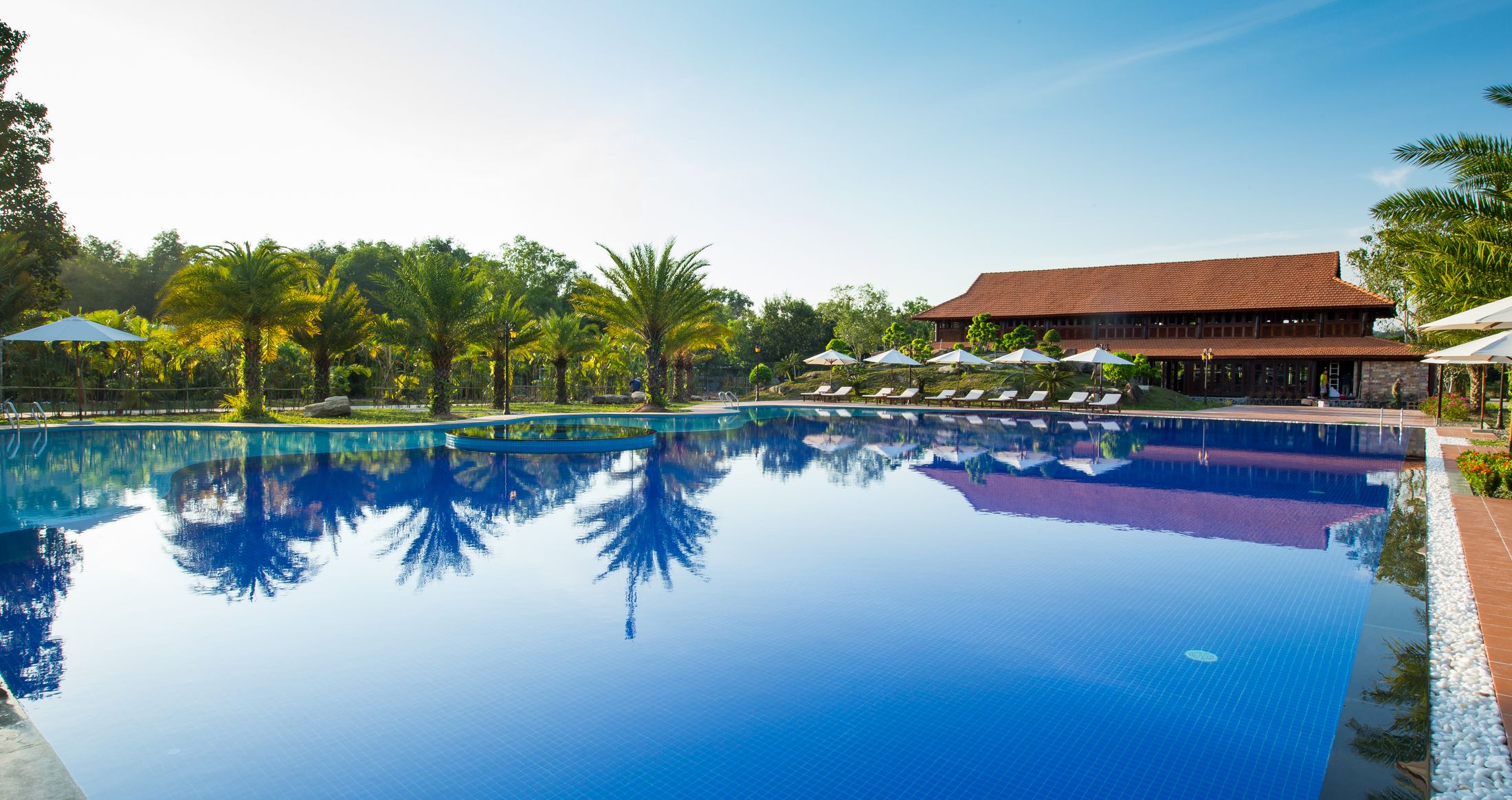 Hồ bơi và khuôn viên Maison Du Vietnam Resort & Spa Phú Quốc